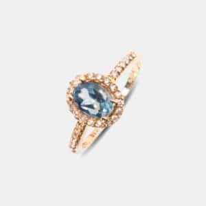 Χειροποίητο δαχτυλίδι ροζέτα με ανοιχτή γαλάζια πέτρα στο κέντρο και λευκές ζιργκόν